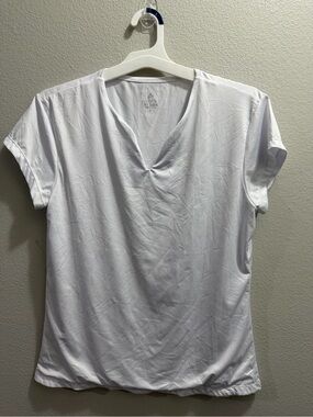 Vivo White V-Neck Short Sleeve Tee